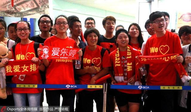  波鸿球迷横幅抗议俱乐部管理层  